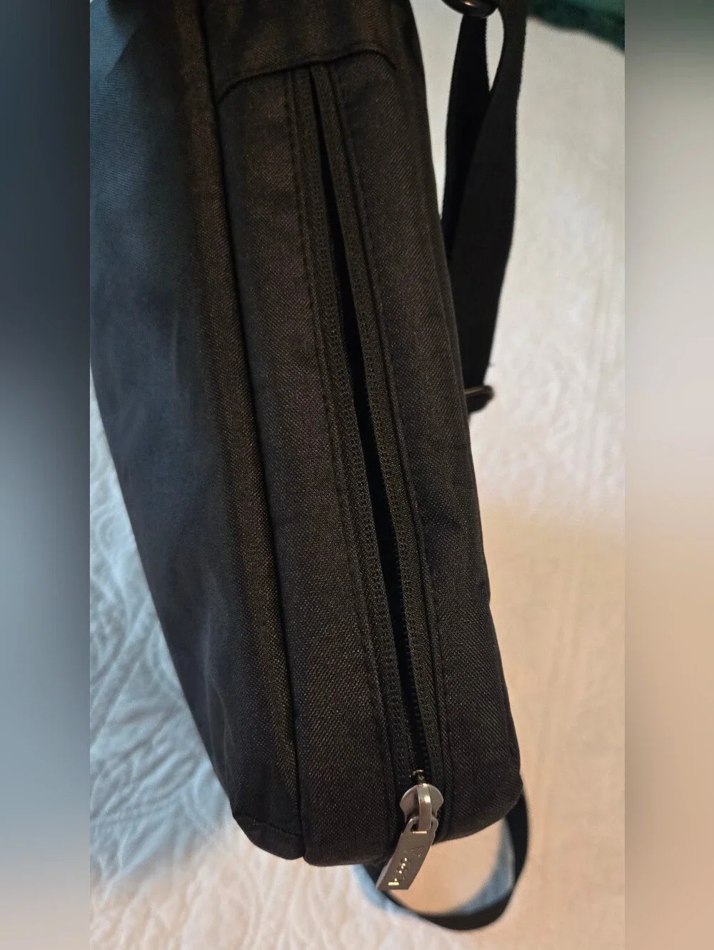 Voova Black Fabric Laptop Bag. Fits a 17